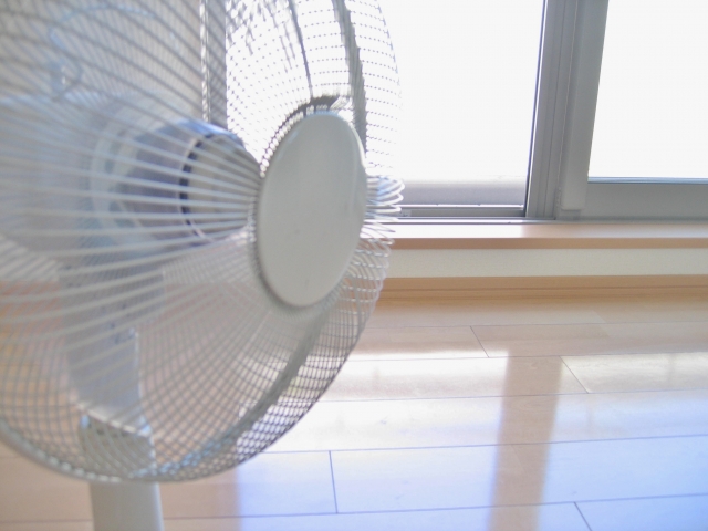 エアコンでは非効率！部屋の熱気は窓と扇風機で換気しよう