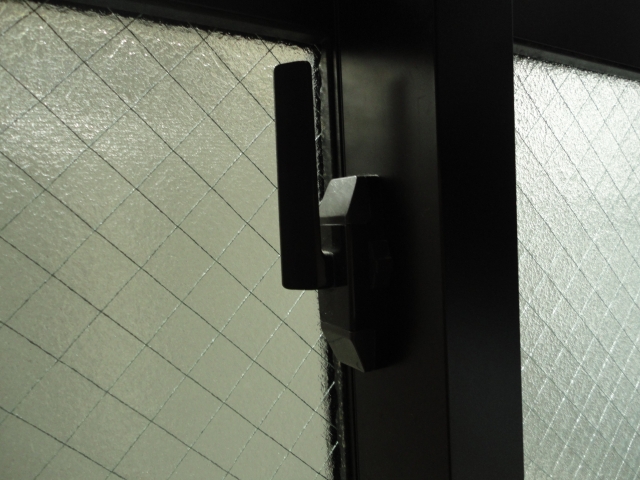 窓のクレセント錠は鍵ではない？防犯効果を高める方法は？
