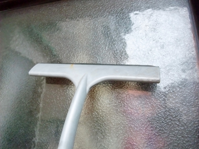 窓掃除には水切りワイパーが有効！100均グッズを駆使しよう