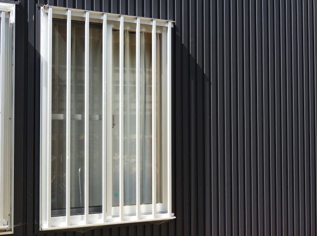 窓の外にある柵！外し方を知って網戸の掃除と防犯対策強化